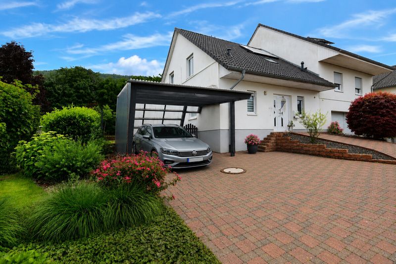 Gepflegte Doppelhaushälfte mit Kamin, Terrasse & Carport